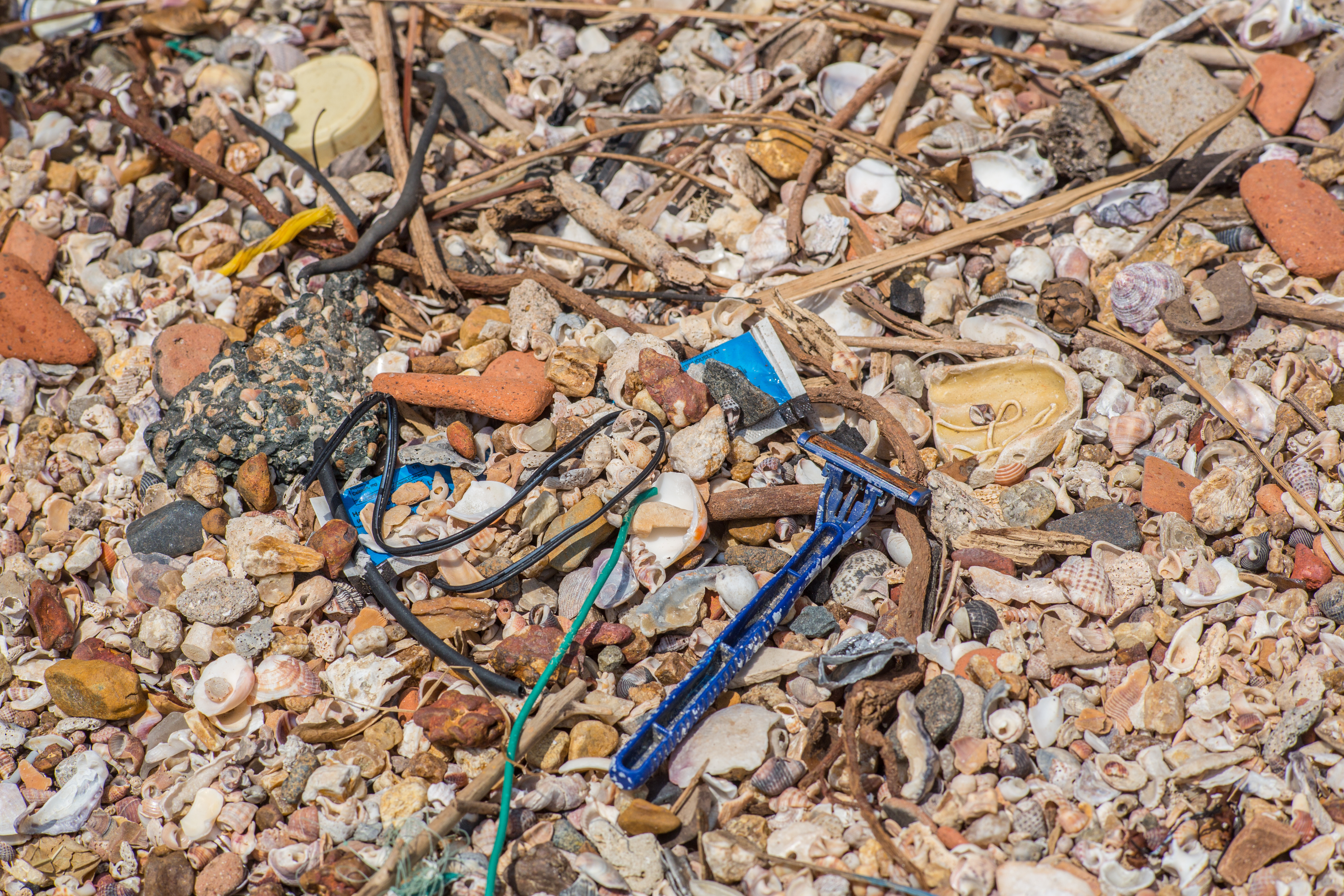 Plastic waste on a beautiful beach Plastik Müll am Strand