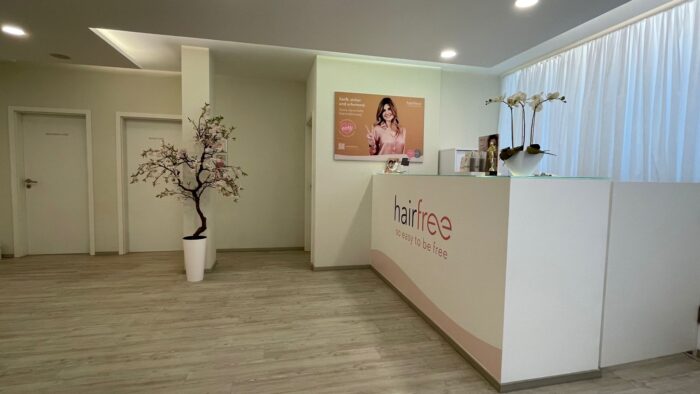 Stuttgart 4 Hairfree Lounge Empfangsbereich von der Seite