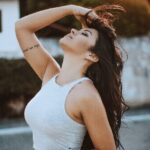 caique-nascimento-Ij24Uq1sMwM-unsplash Dame, die sich durch die Haare fährt