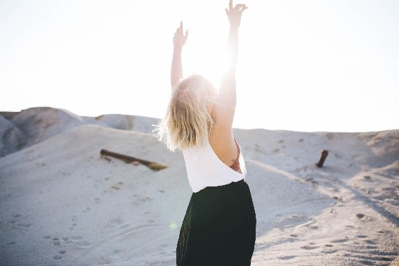 positives Mindset 1 Frau, welche Hände in die Höhe streckt