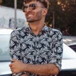 vasili-apostolidis-msipSWMg4p8-unsplash Lachender Mann mit Sonnenbrille