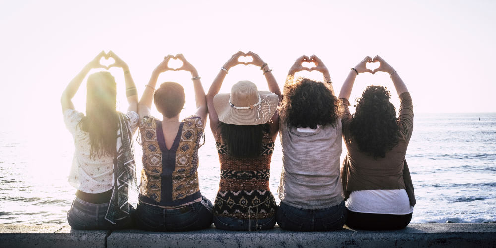 Frauentag Meer Frauengruppe am Meer mit Sonnenuntergang